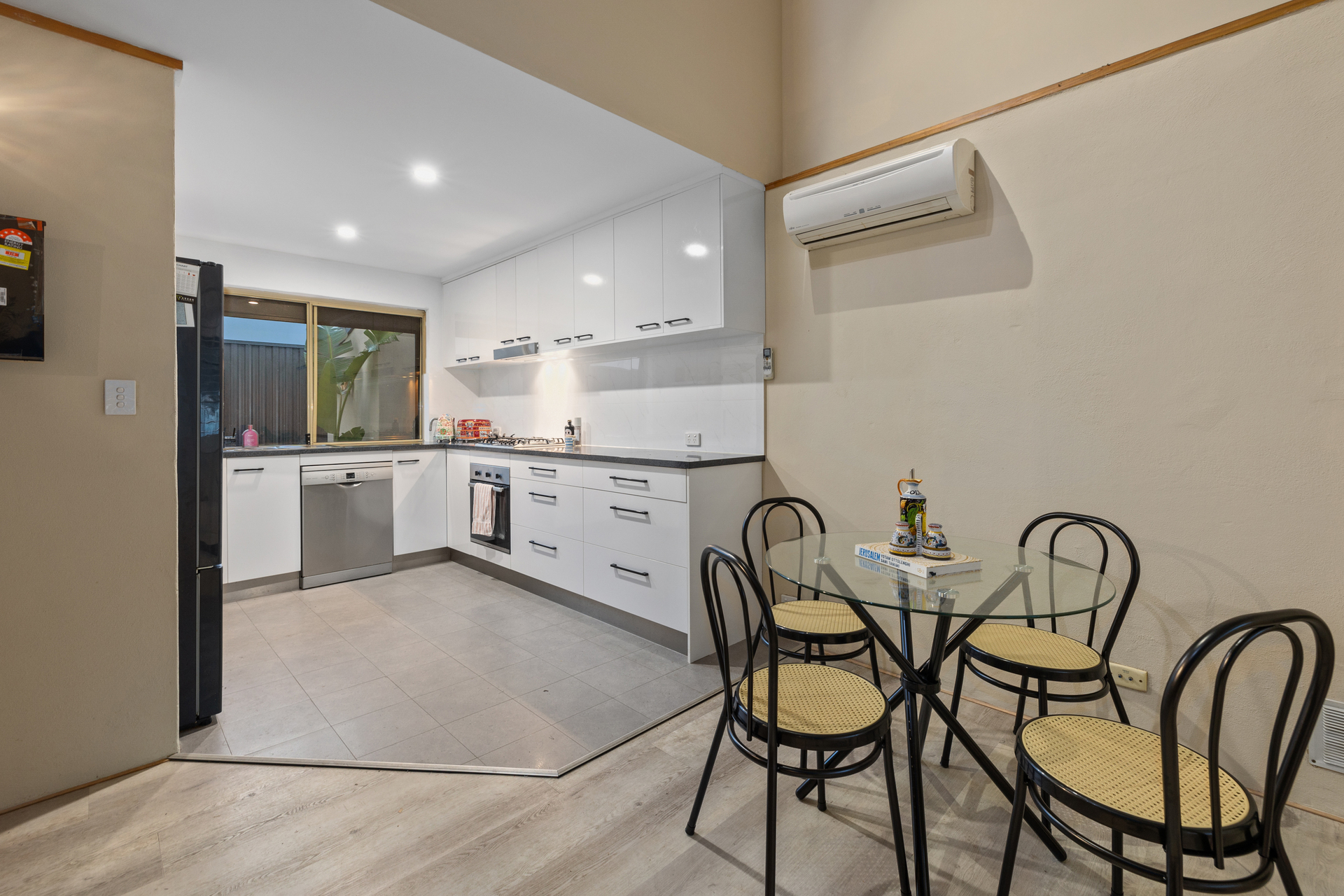 2/21 Short Street, Joondanna, WA 6060 AUS